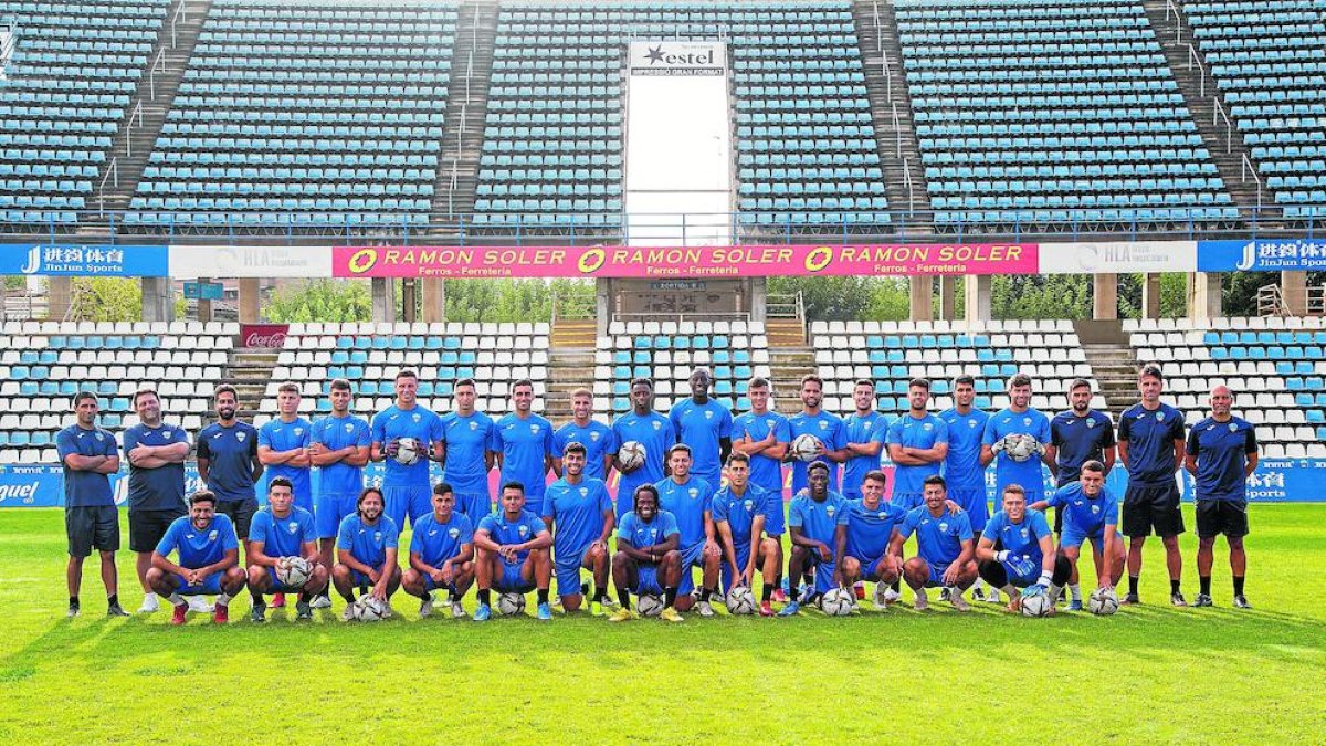 Els jugadors i tècnics del Lleida Esportiu posen en la tradicional fotografia al Camp d’Esports prèvia a l’inici de Lliga.