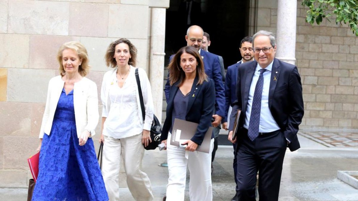 El president, Quim Torra, ahir, a l’arribar al Consell Executiu amb alguns consellers.