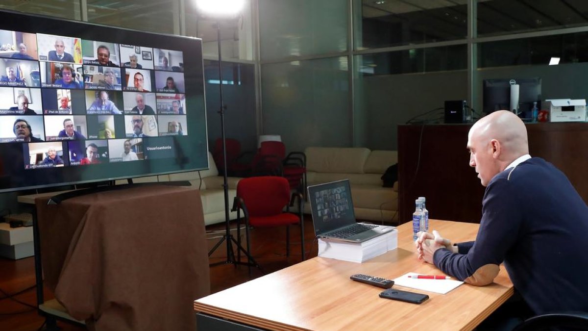 El presidente de la Federación Española de Fútbol, Luis Rubiales, durante su vídeoconferencia.