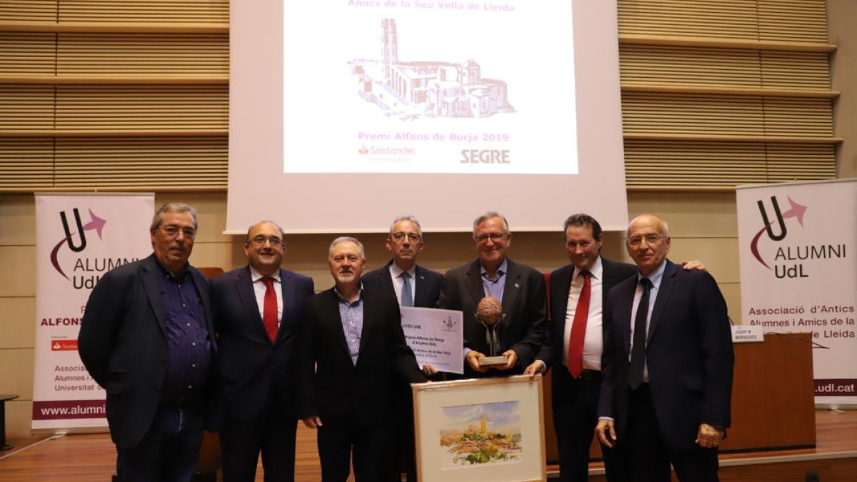 Joan Ramon González recogió el premio arropado por representantes del Grup SEGRE y Banco Santander y autoridades de la UdL y Alumni.