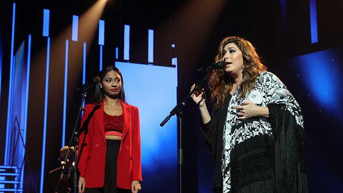 Estrella Morente y la sorprendida Nia.