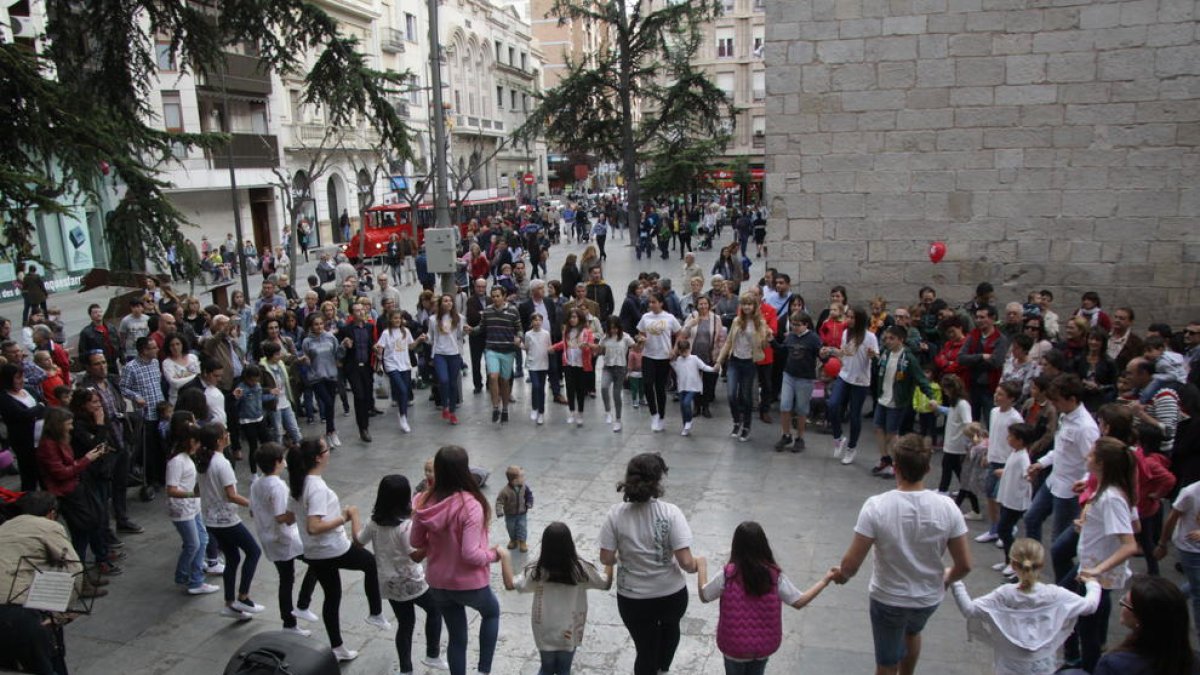 Sardanes per Sant Jordi al Pati de les Comèdies, que el 23 de juliol acollirà les parades de llibres.