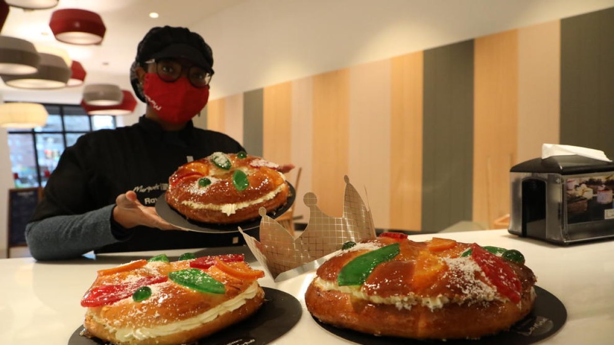 Tortell - Malgrat la crisi sanitària, des del Gremi de Forners de Lleida calculen que les vendes del tradicional tortell de Reis seran bones. En aquest sentit, la seua presidenta, Pilar Marqués, va afirmar que esperen vendre al voltant de 230.000 ...