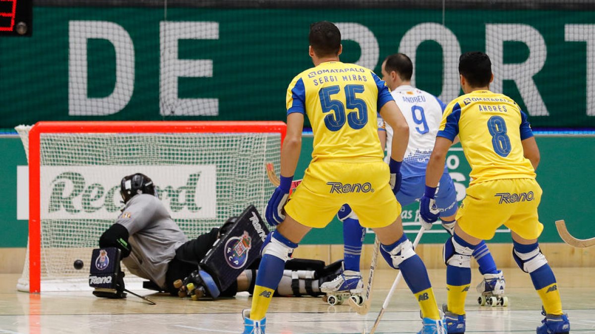 Momento en que Andreu Tomàs anotó el 1-3 al recoger el rechace del portero Malián tras el lanzamiento de un penalti.