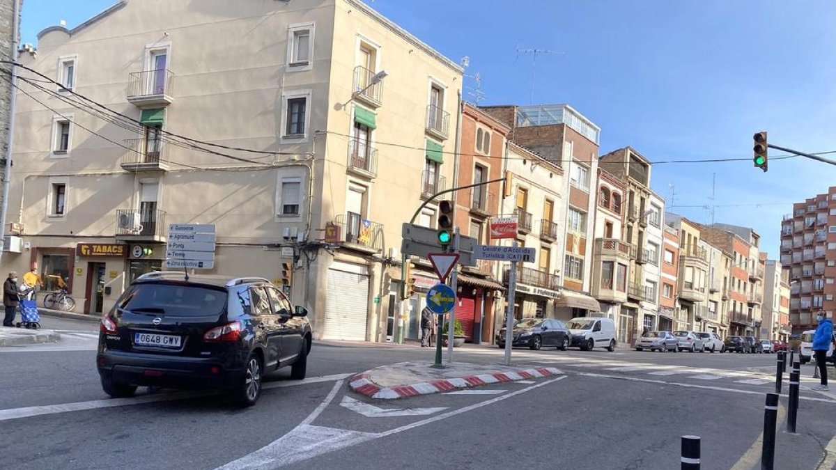 Imatge dels dos semàfors del centre de Cervera.