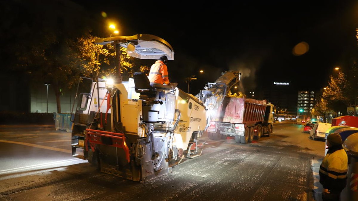 Les obres de reparació d’asfalt afectat per la crema de contenidors.