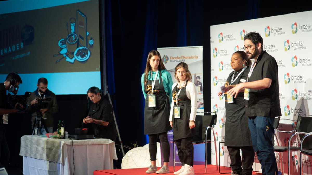 Un grupo de jóvenes ofreció una demostración culinaria.