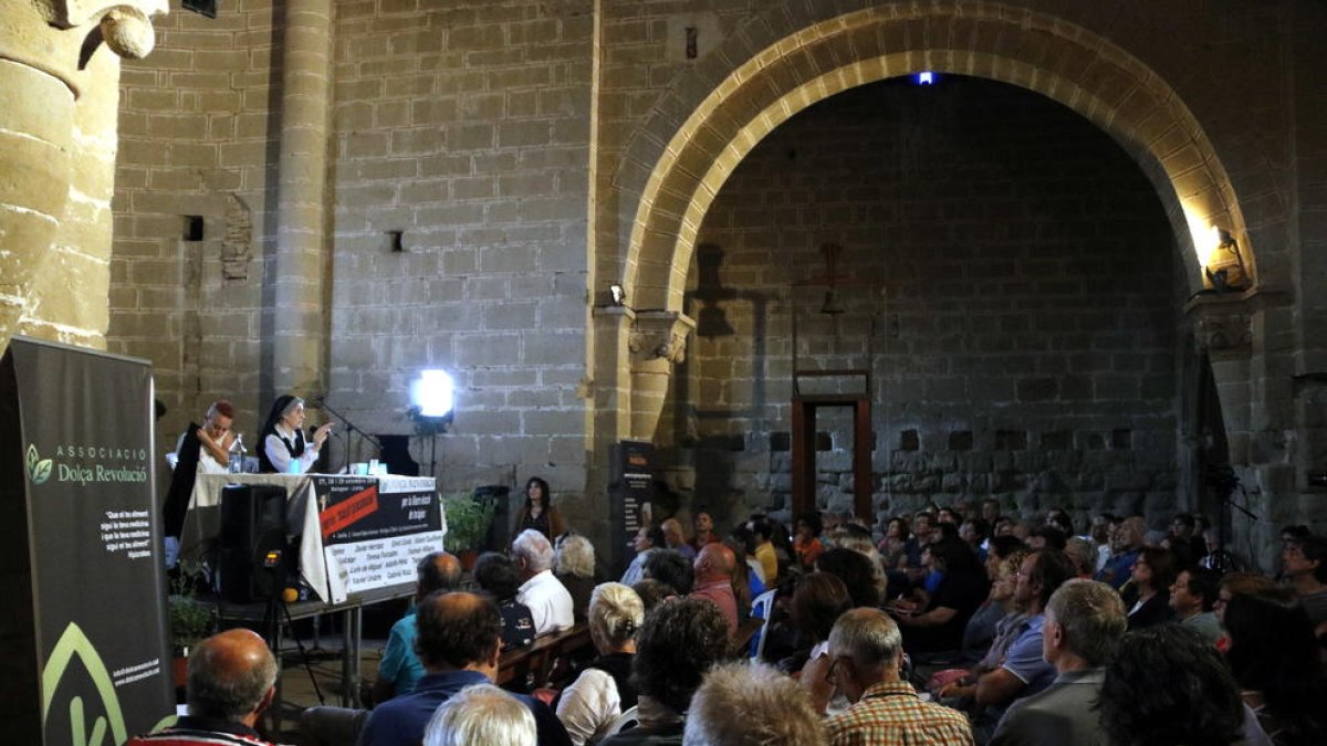 La doctora y monja Teresa Forcades abrió ayer la segunda jornada del Congreso de Salud Censurada de Balaguer.