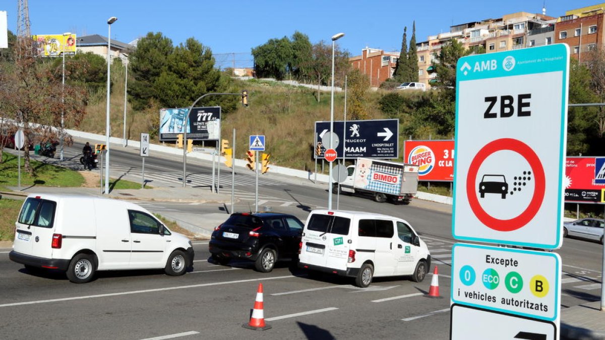 Senyal instal·lat a la ronda de Dalt a l’Hospitalet de Llobregat.