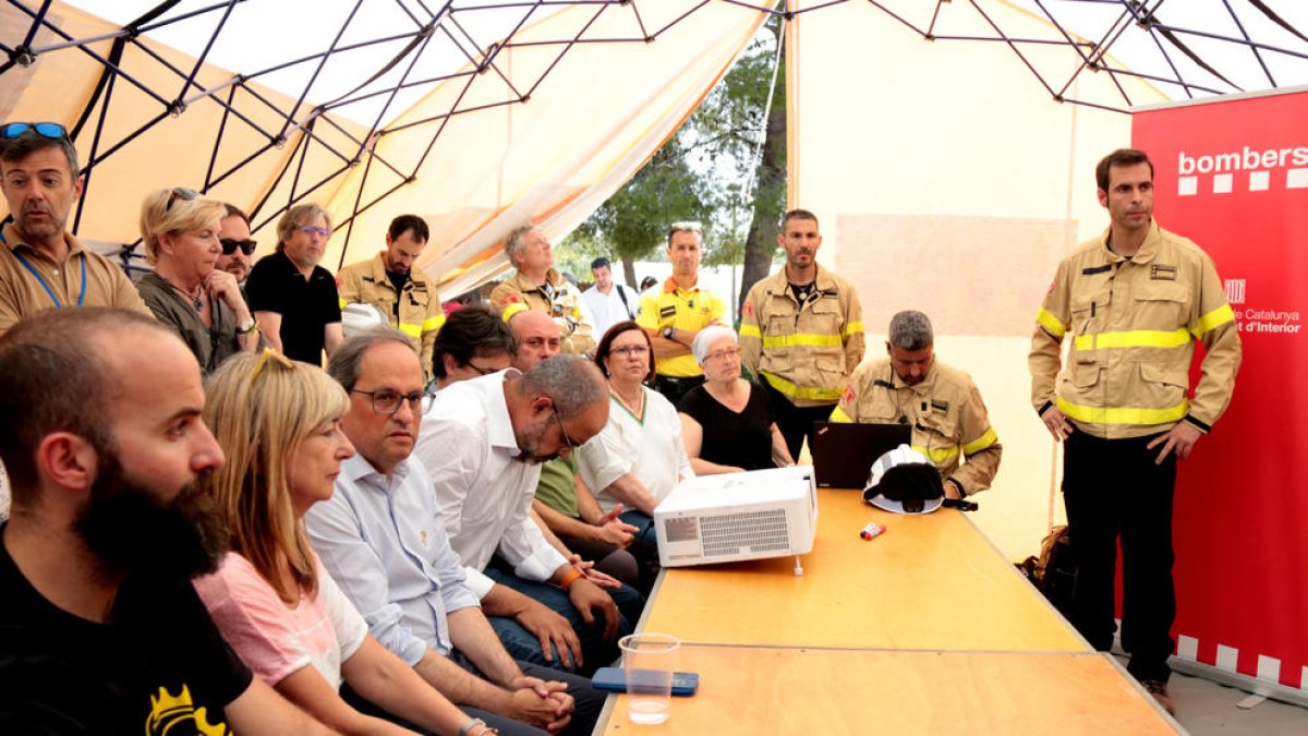 Torra y el conseller Buch este jueves en el centro de mando del dispositivo del incendio de Ribera d'Ebre.