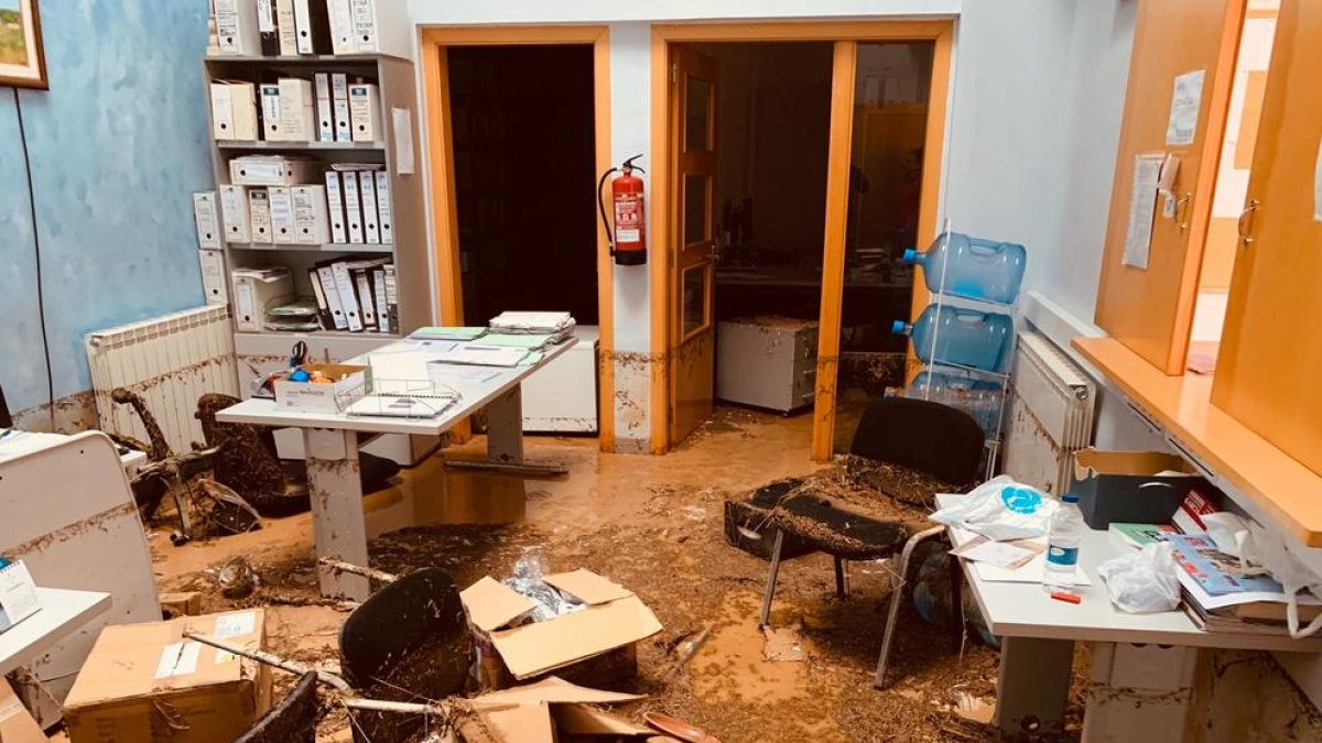 El interior del consistorio de Vinaixa, el día después del temporal.