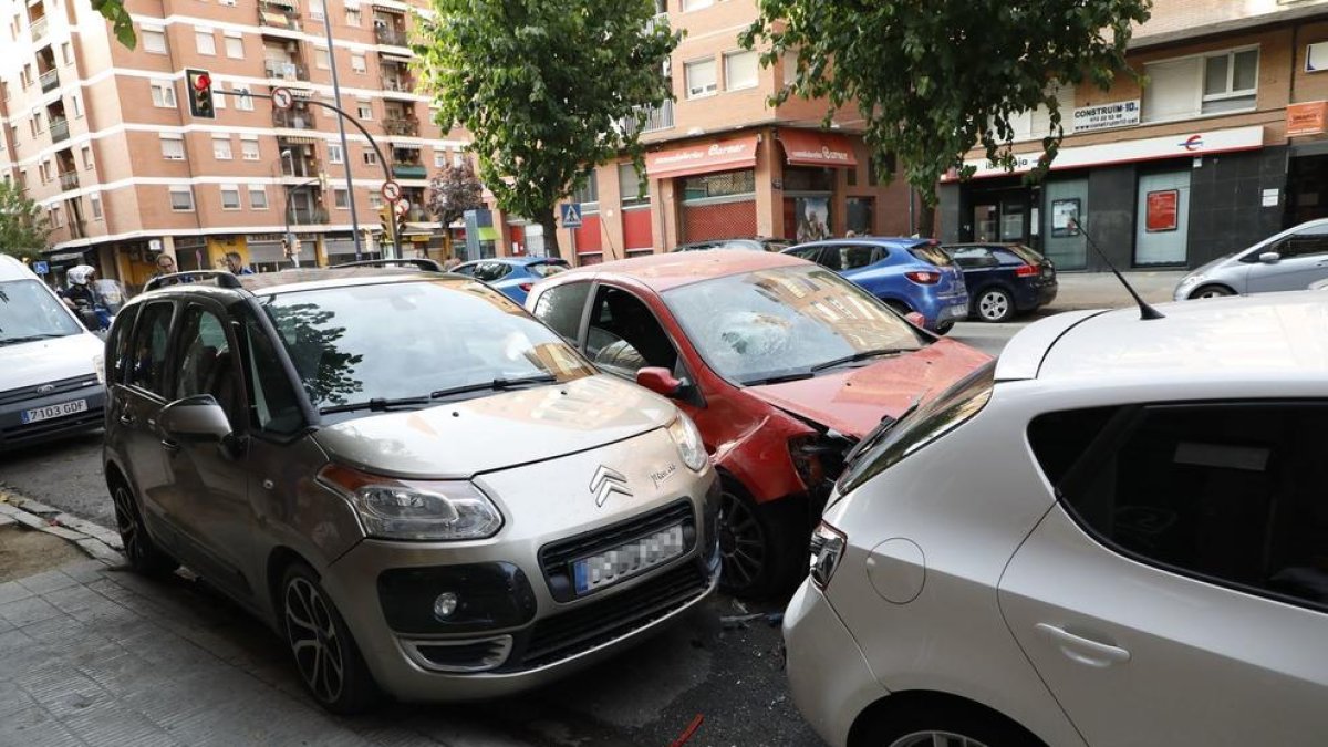 Vista dels vehicles que van resultar ahir danyats per un altre turisme al carrer Baró de Maials