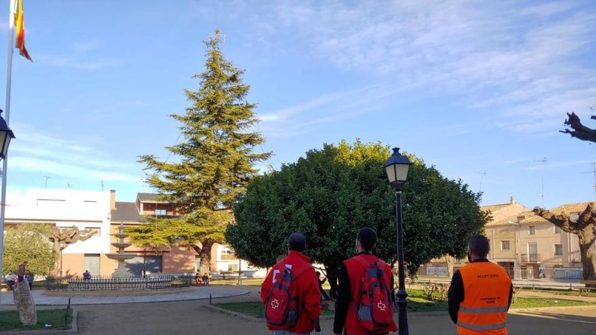 Agents cívics i voluntaris de Creu Roja - Agents cívics i voluntaris de Creu Roja recorrien ahir els carrers de Seròs per recordar als veïns les mesures de seguretat per evitar contagis de Covid-19, una mesura que apliquen també altres municip ...