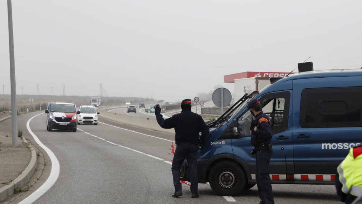 Mossos y policías locales coordinarán los controles para cumplir el confinamiento municipal.