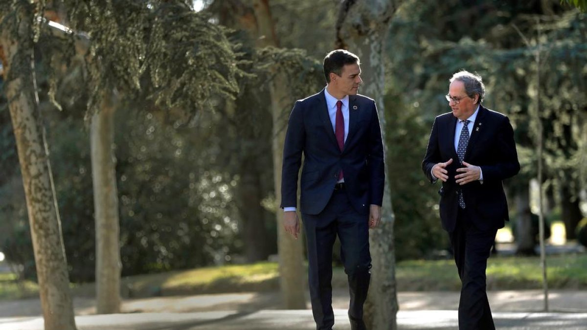Sánchez y Torra caminan por los jardines de Moncloa.