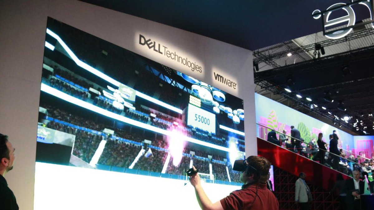 Un visitante utilizaba ayer unas gafas de realidad virtual de Dell.