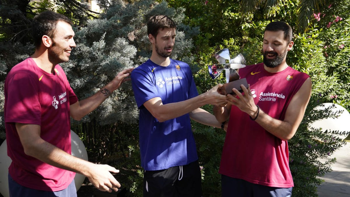 Tomic entrega el premi a Mirotic davant la presència del jugador de Tàrrega Pierre Oriola.