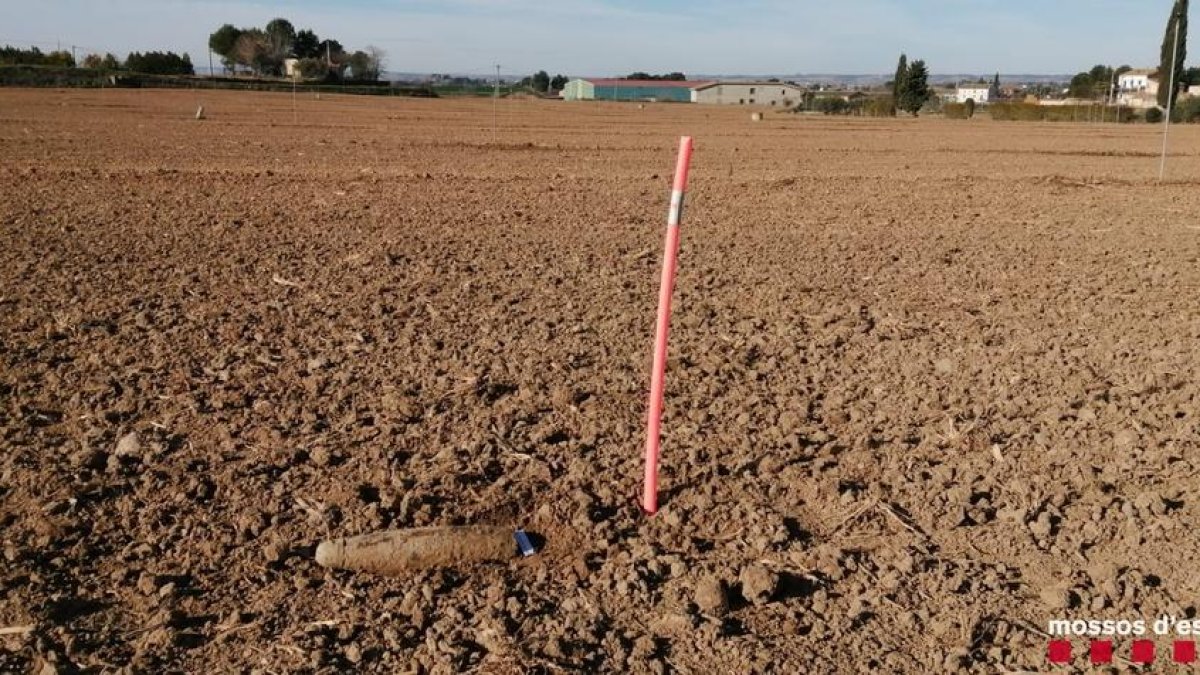 Imatge de l’artefacte que va trobar ahir al matí un agricultor.