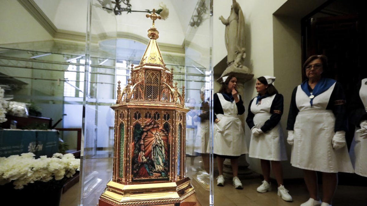 La catedral de Lleida recibió ayer las reliquias de la santa Bernadette Soubirous.