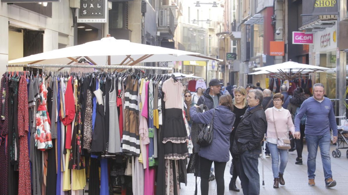 L’Eix, ple de parades l’últim dia del Mercat de les Rebaixes.