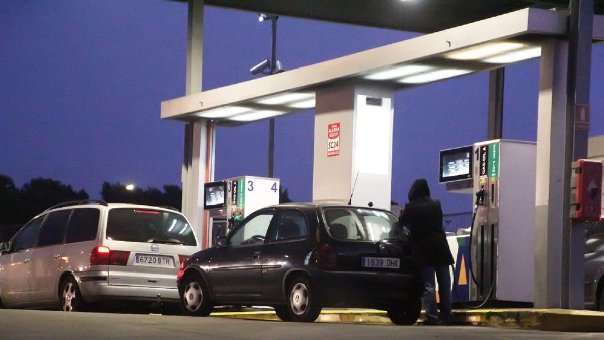 Conductores repostan en una gasolinera del Polígono Industrial El Segre de Lleida, en una imagen de archivo.