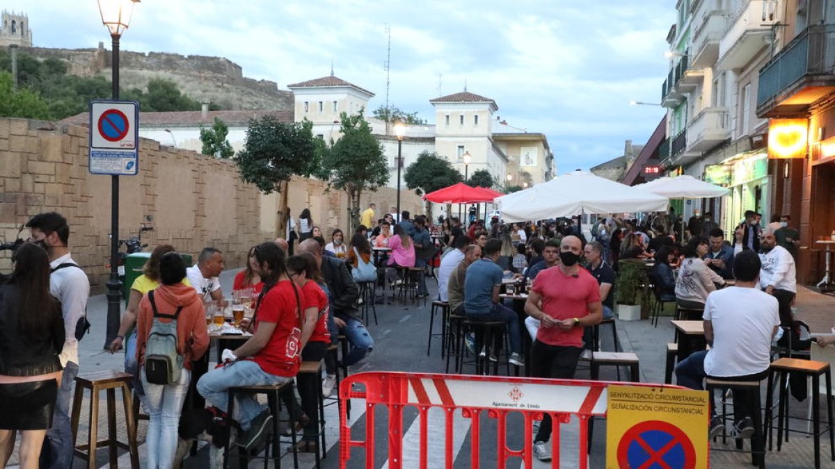 Tramo de la calle Sant Martí de Lleida, ayer cortada al tráfico para las terrazas de bares y restaurantes.