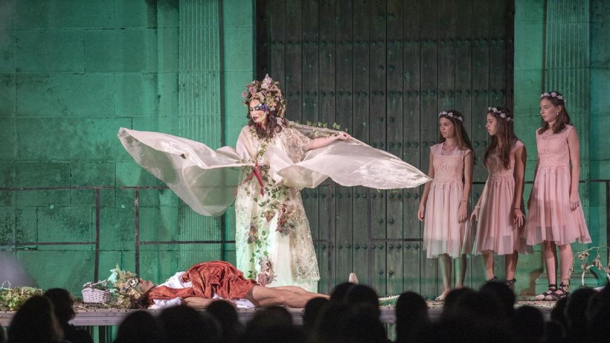 Segons el relat interpretat ahir, Menade acaba sotmetent Bacus.