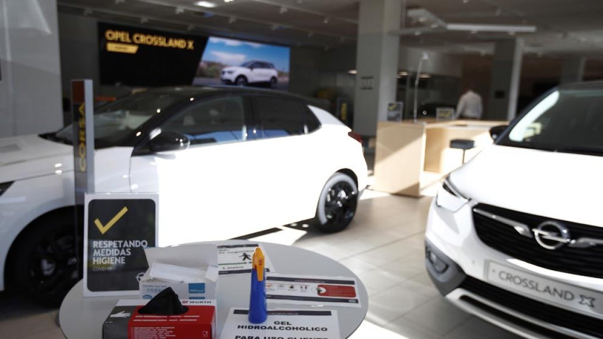 Imatge d’un concessionari d’automòbils amb les corresponents mesures anti-Covid.
