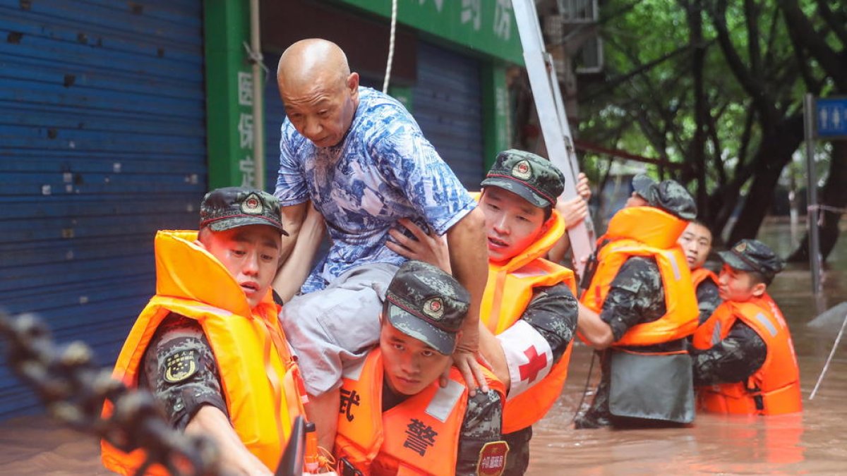 Els equips de rescat continuen treballant a la zona de les inundacions, a la província de Henan.