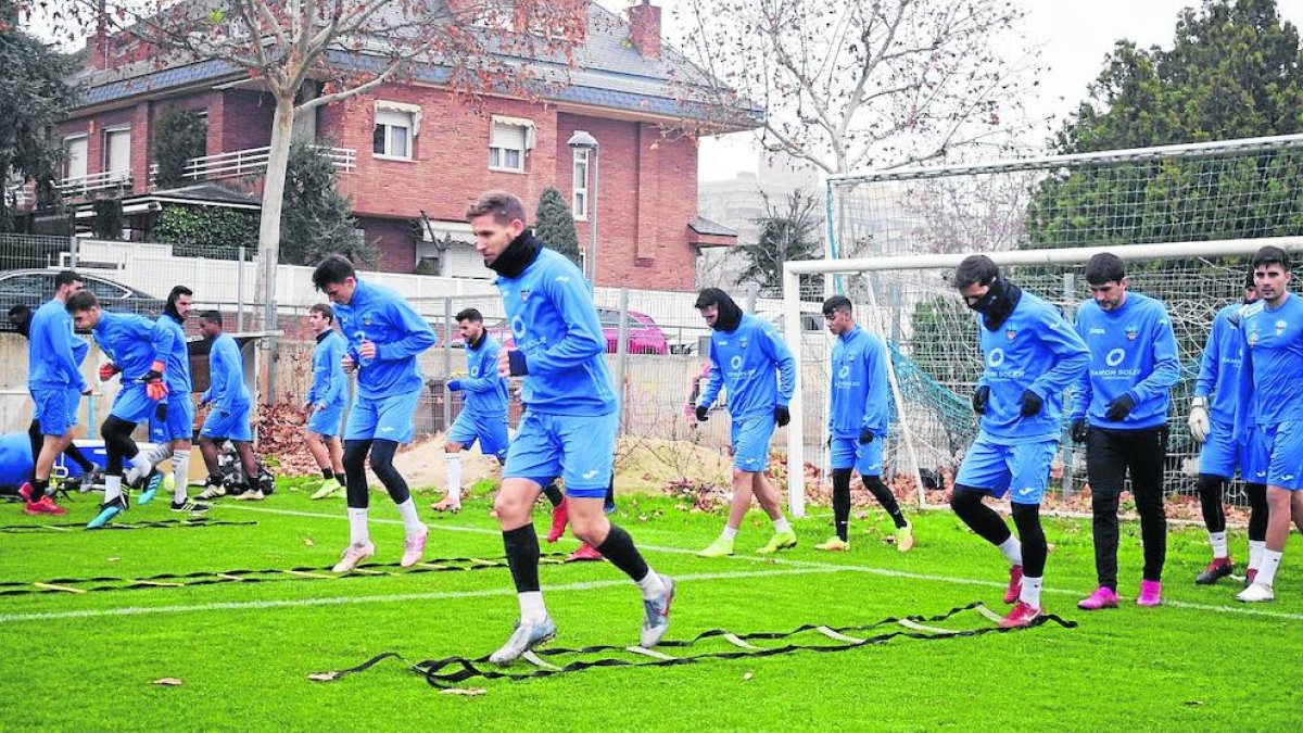 Los jugadores del Lleida haciendo uno de los ejercicios ayer en el campo Annex.