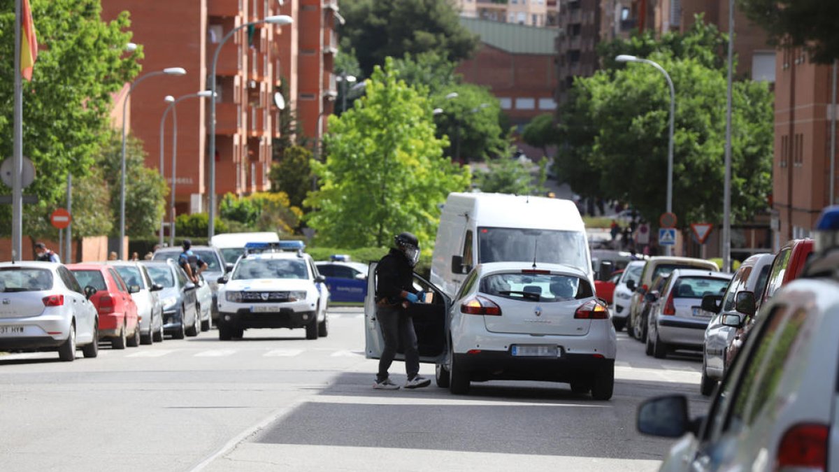 Tedax inspeccionando el coche tras el altercado del 10 de mayo.