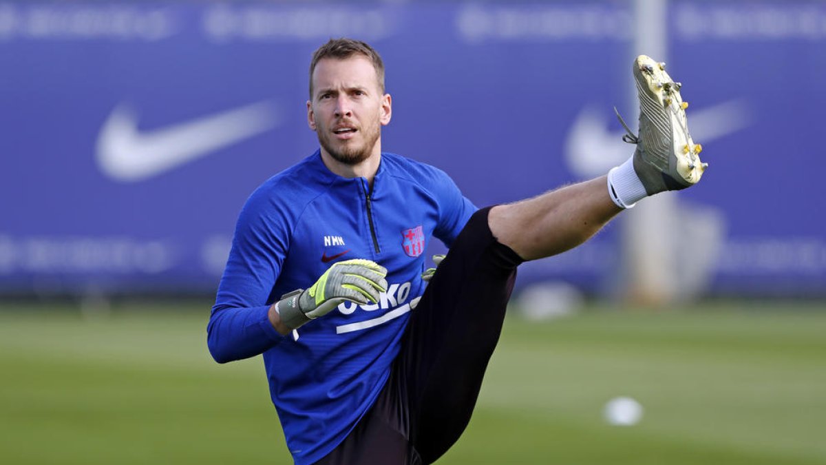 El porter brasiler Neto, ahir durant la sessió d’entrenament de l’equip barcelonista.