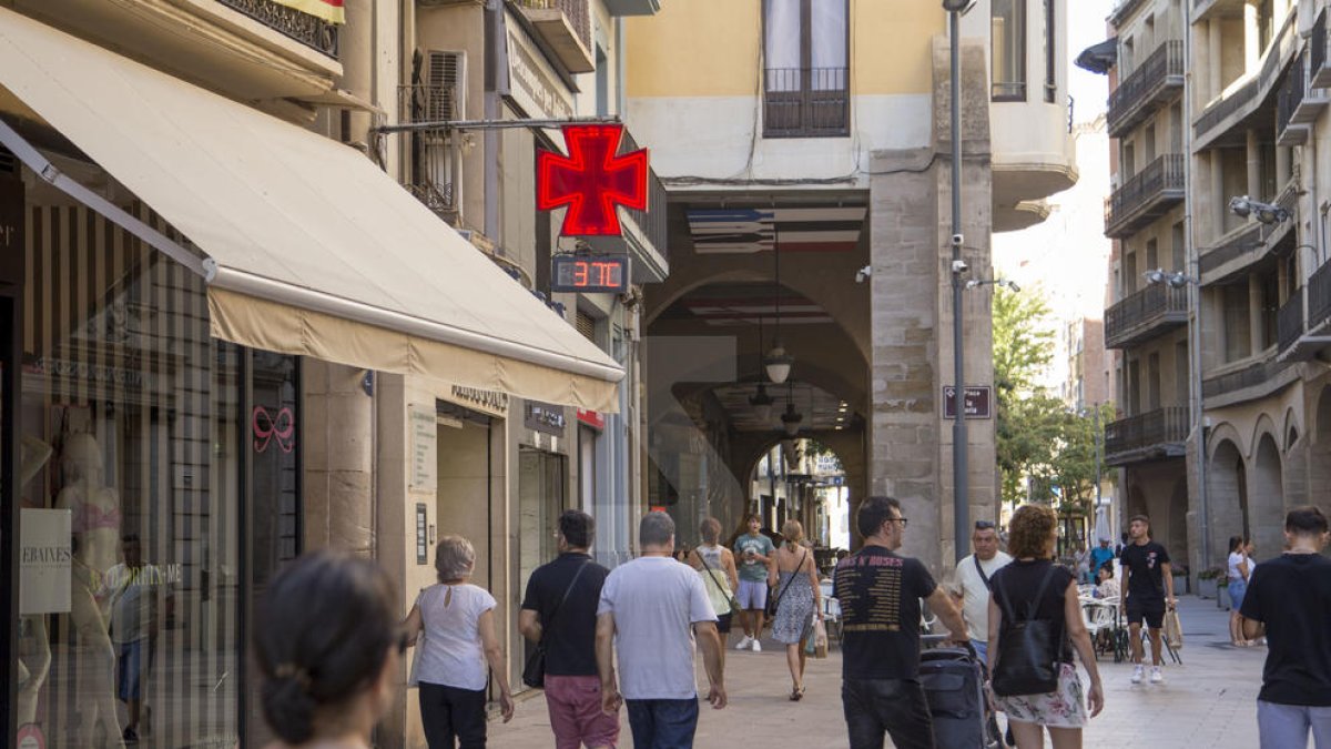 Un termòmetre marca 37 graus a Lleida ciutat.