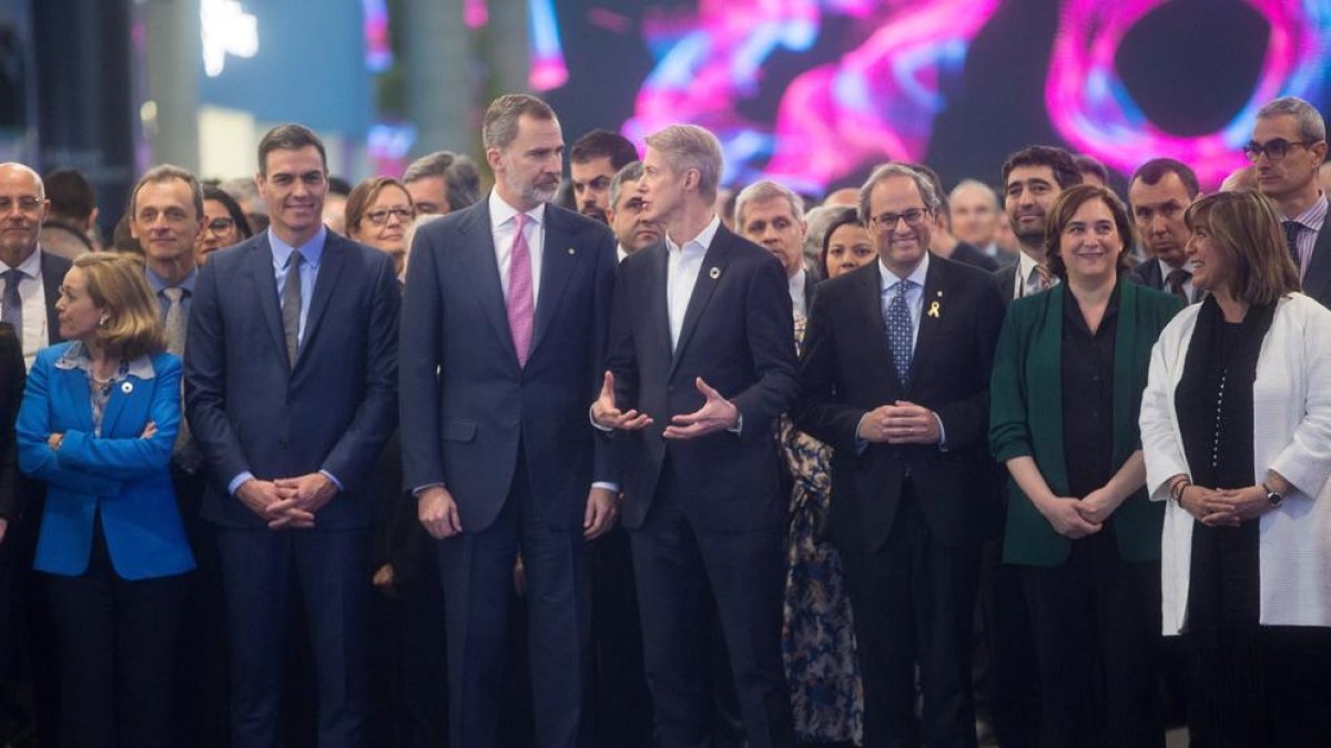 El rey Felipe VI, Pedro Sáchez, Quim Torra y Ada Colau posaron juntos en la inauguración del MWC.