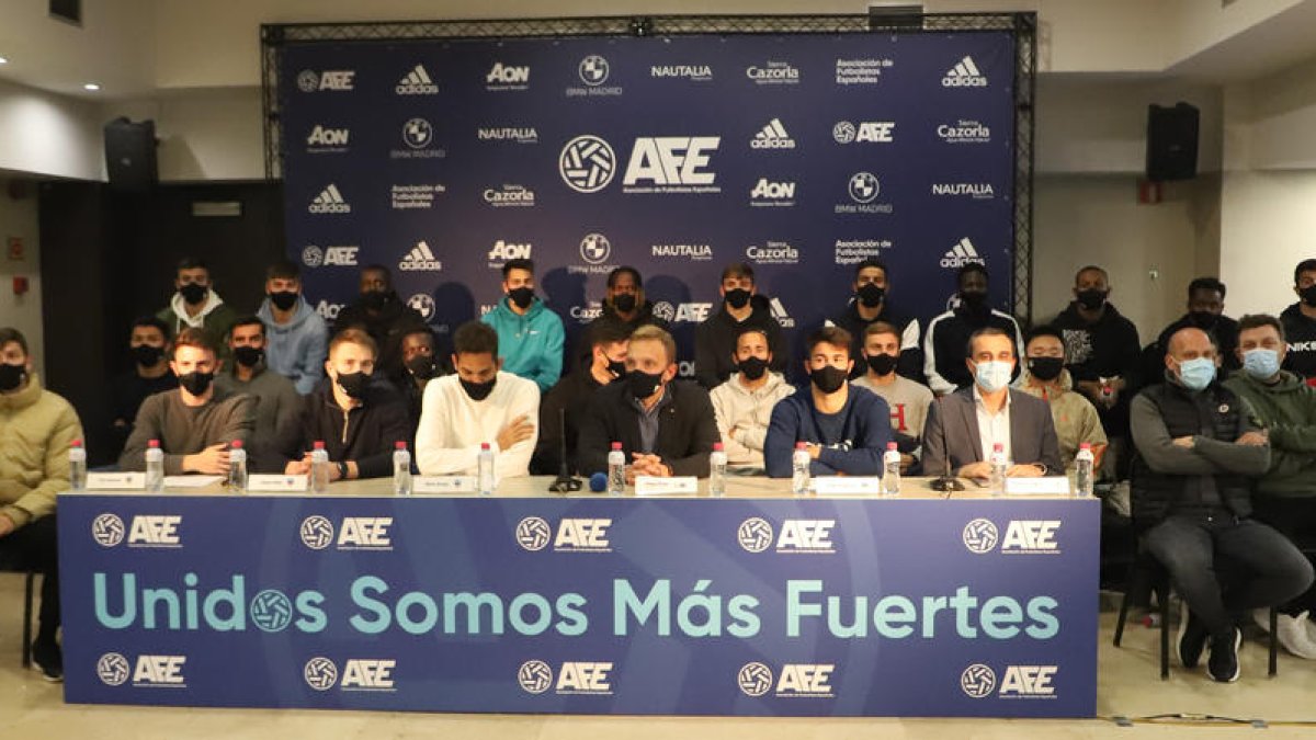 La totalidad de la plantilla del Lleida, junto a dos miembros de AFE, durante la rueda de prensa que ofrecieron ayer.