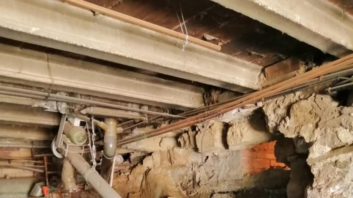 Vista del derrumbe que se registró ayer en la casa contigua al parque de Bomberos de Seròs. A la derecha, se ve que tocan pared con pared.