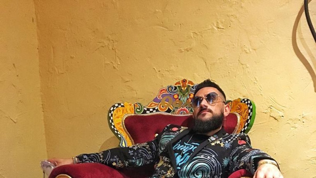 El leridano Erik Castillo lidera la banda de música cubana Compota de Manana.