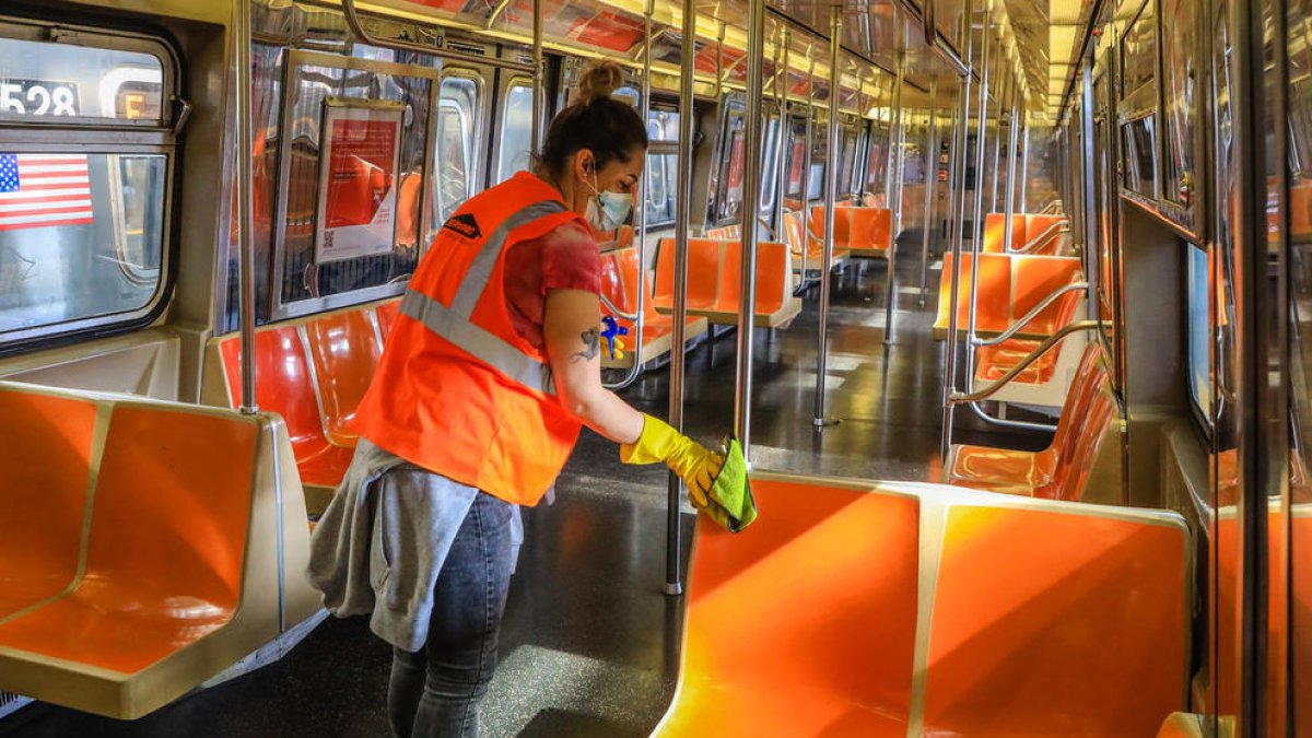 Una operaria realiza una desinfección en el metro de Nueva York.