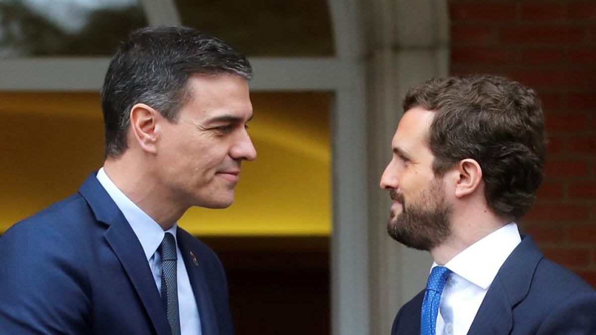 El presidente del Gobierno, Pedro Sánchez, recibe al líder del Partido Popular, Pablo Casado, en el Palacio de la Moncloa.