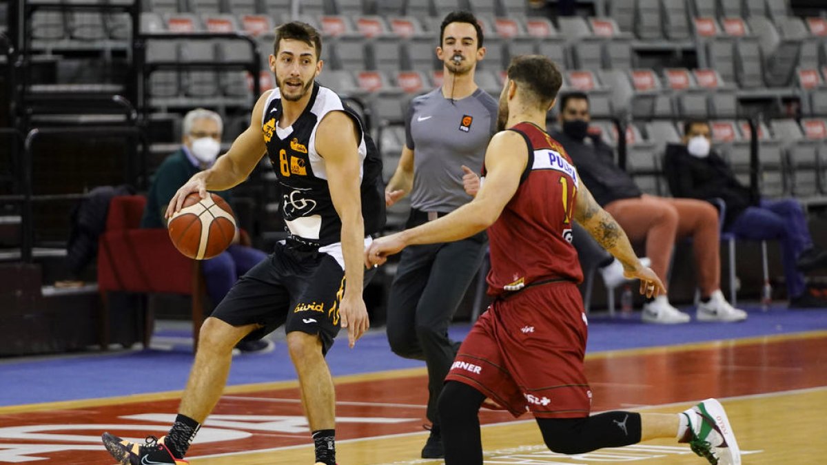 Adrián Chapela, uno de los más destacados del Força Lleida, lidera el ataque ante Christian Díaz.