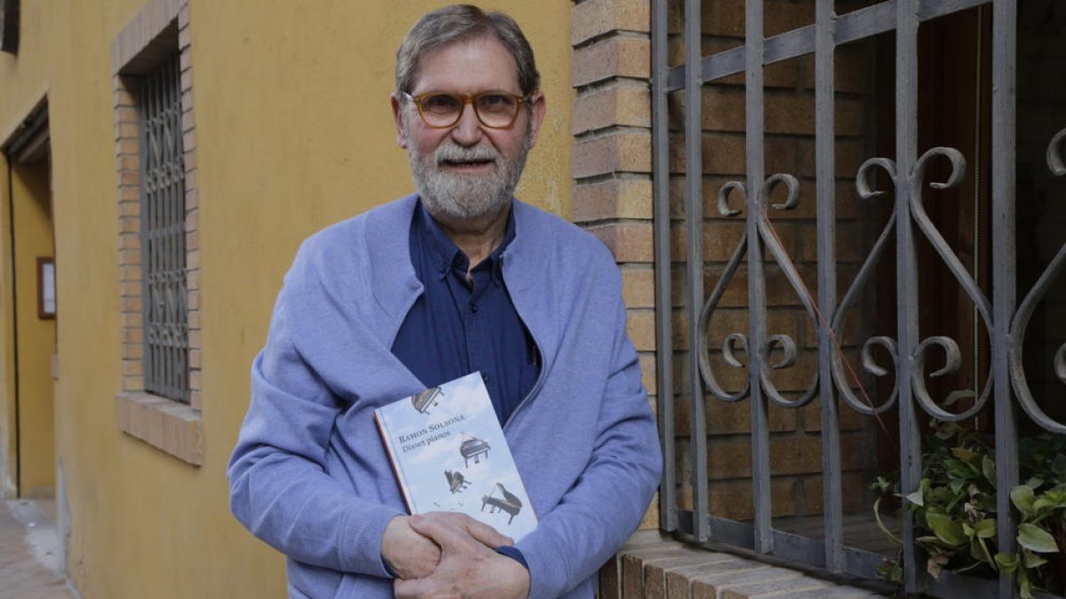 El escritor barcelonés Ramon Solsona, autor de ‘Disset pianos’.