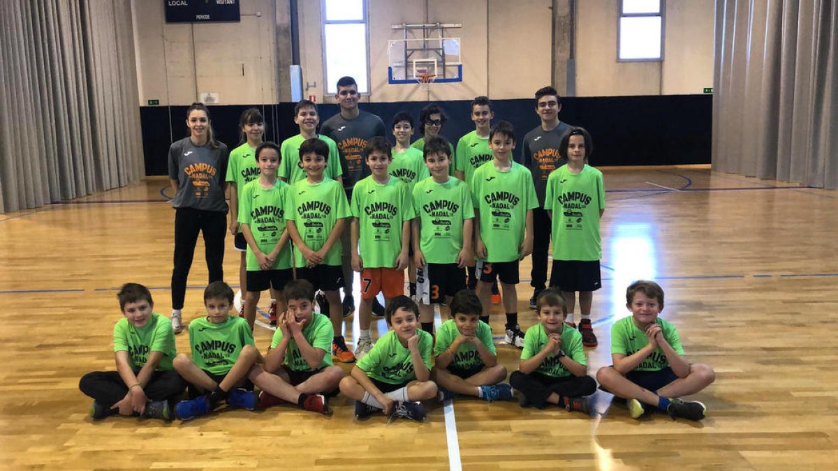 Una veintena de jóvenes participan estos días en el Campus de Nadal del Força Lleida.