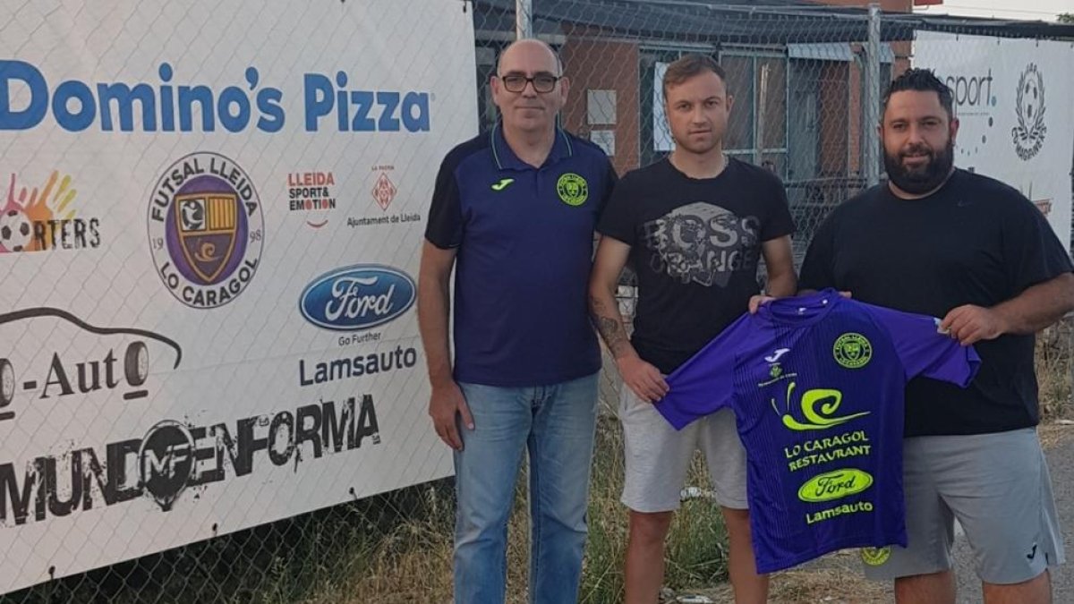 Alin Leru, entre dos directivos del Futsal Lleida Lo Caragol.