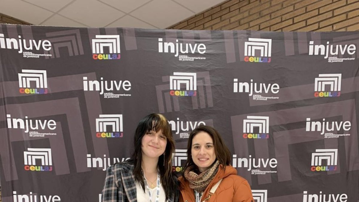 La joven Andrea Castañeda, a la izquierda, y la docente Esther Riba.