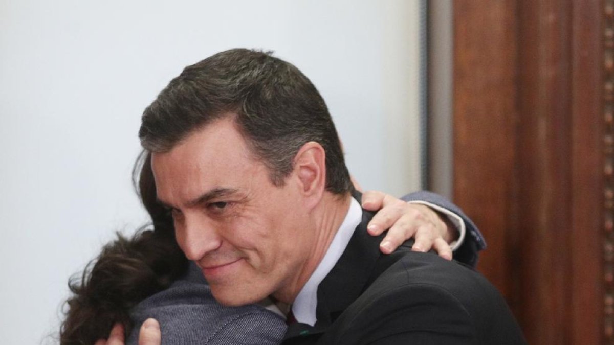 Sánchez i Iglesias van escenificar ahir amb una altra abraçada el seu acord programàtic de coalició.
