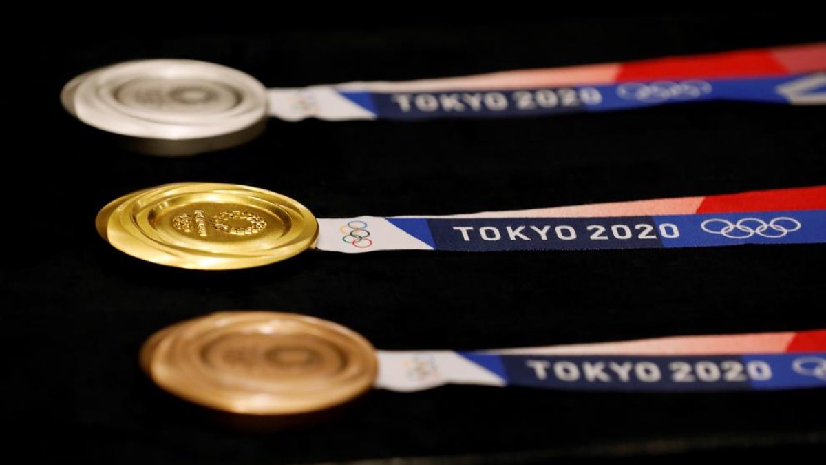 Tòquio mostra les medalles fetes amb mòbils reciclats