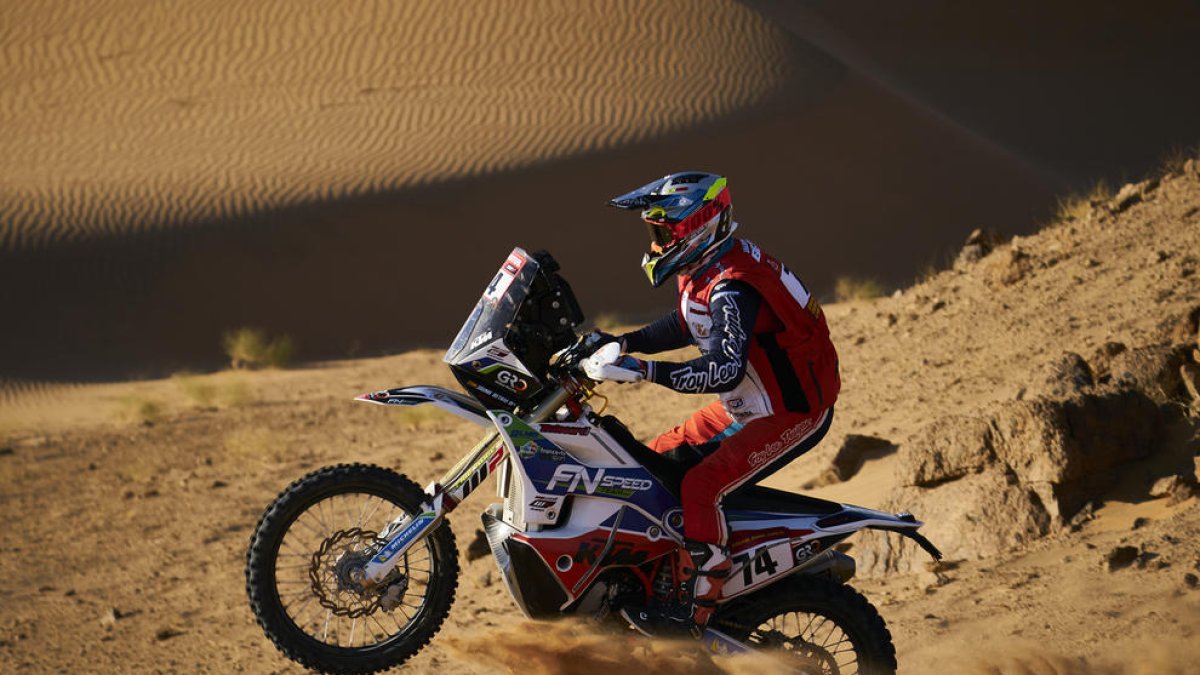 Jaume Betriu durante la disputa de la segunda etapa del Rally Dakar, en el desierto de Arabia Saudí.