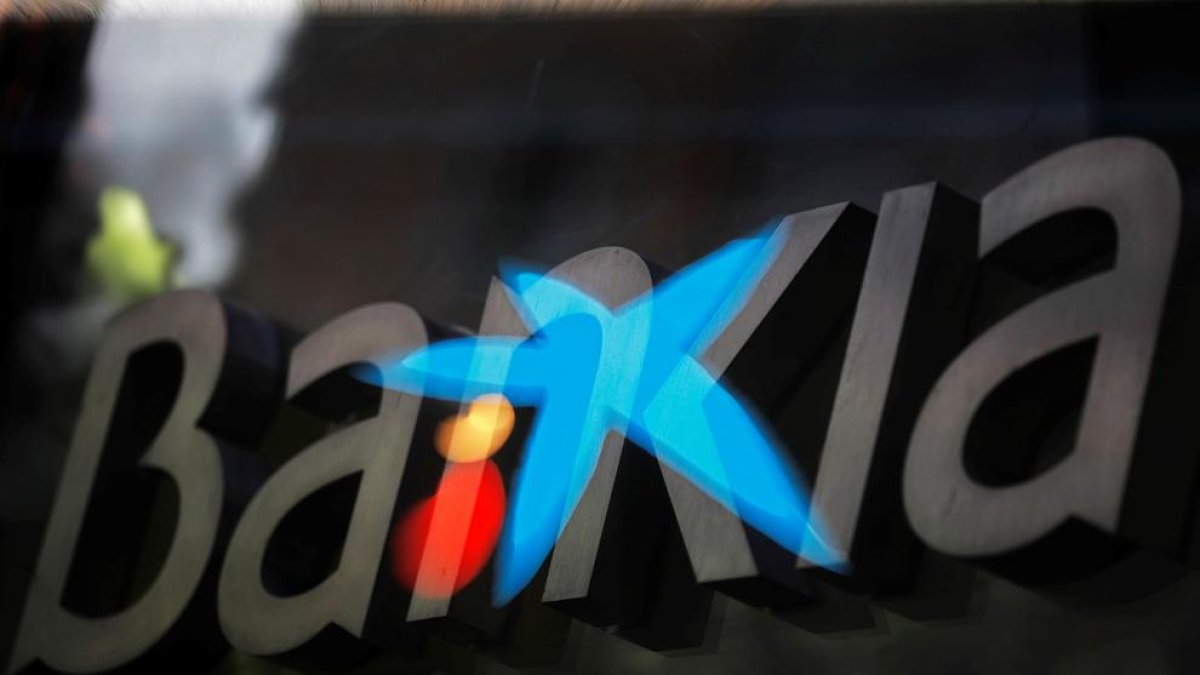 CaixaBank guanya 726 milions, un 42 % menys, per les provisions covid