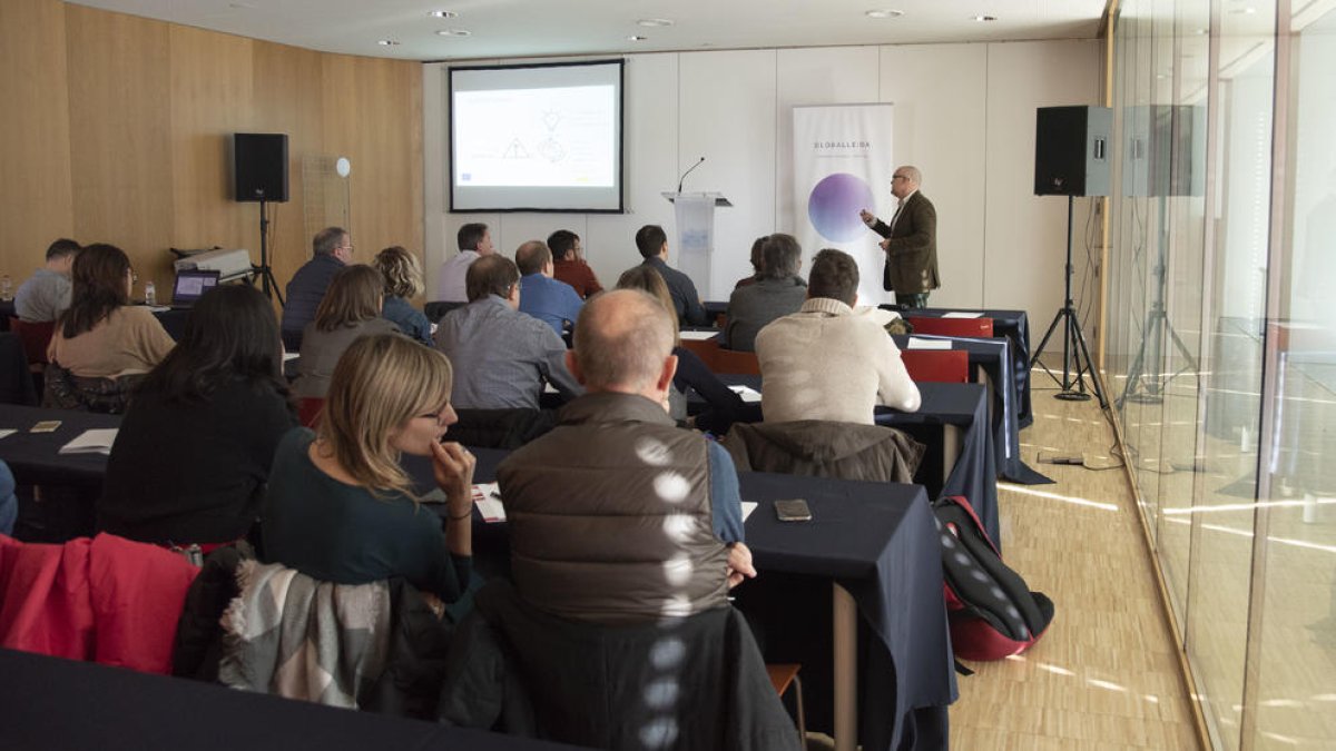 Carlos Franco, explicant les línies de suport de CDTI.