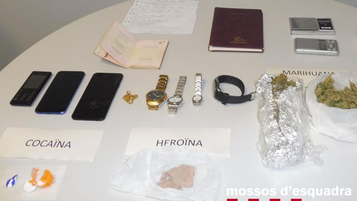 Al seu domicili van trobar cocaïna, heroïna i marihuana.